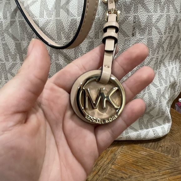 Sourcing Jackpot 🎰 IRODRGZ98 LIVE show! Bring wallet + items 💸🧸🍀 - Picture 7 of 13